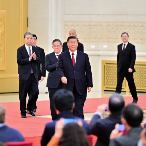 習近平等二十屆中共中央政治局常委同中外記者見面