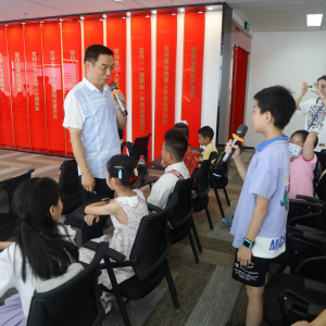 湖北省作家協(xié)會(huì)組織作家進(jìn)社區(qū)企業(yè)開展“文潤童心 ?共同締造”活動(dòng)
